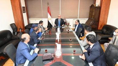 Photo of وزير الإسكان يلتقى رئيس مجلس الأعمال اليمني في مصر