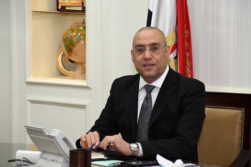 وزير الإسكان يستعرض الانتهاء من الوحدات السكنية بمشروع روضة العبور