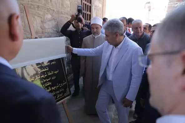 وزير السياحة والآثار