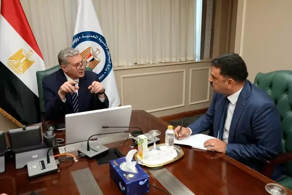 بناء كوادر بشرية