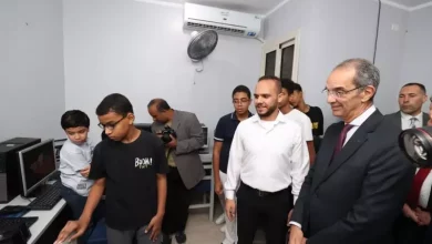  وزير الاتصالات