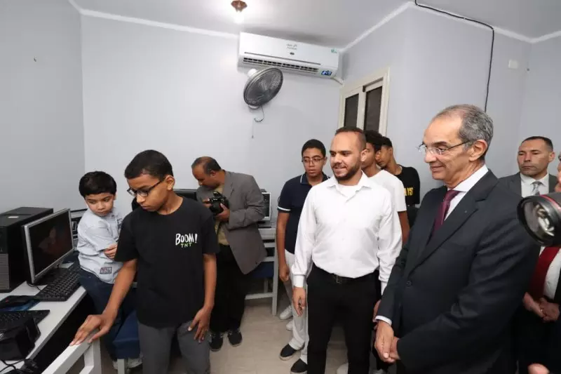  وزير الاتصالات