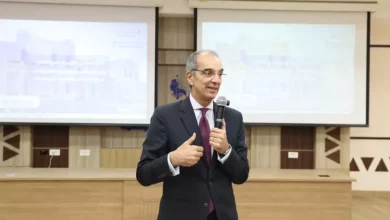  وزير الاتصالات