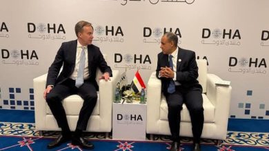 وزير الخارجية يلتقي مع رئيس المنتدى الاقتصاديي