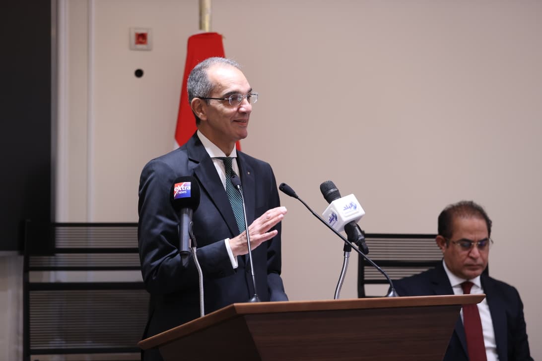  وزير الاتصالات