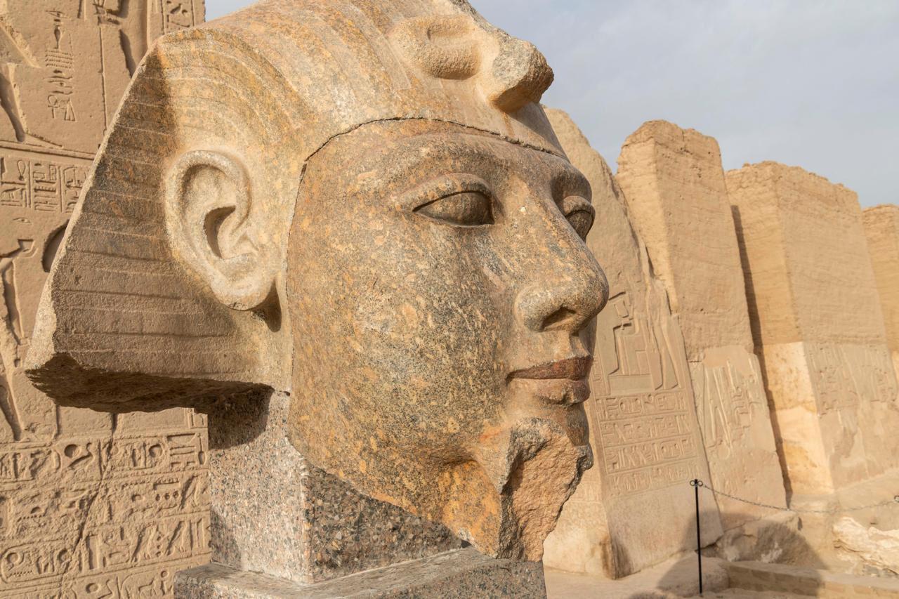 ترميم رأس تمثال